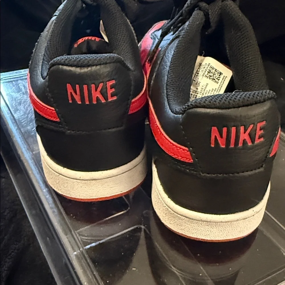 Nike Men's Black and Red Low-Top Sneakers